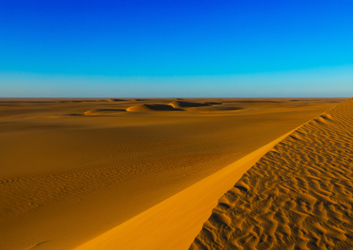 Sand dunes in the Rub' al Khali empty quarter desert, Najran province, Khubash, Saudi Arabia