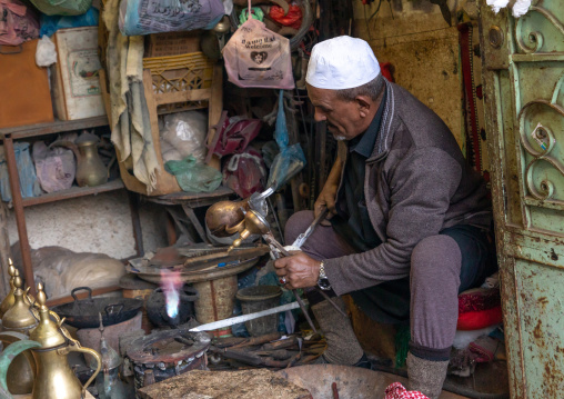 Saudi man man making a coffee pot, Mecca province, Taïf, Saudi Arabia