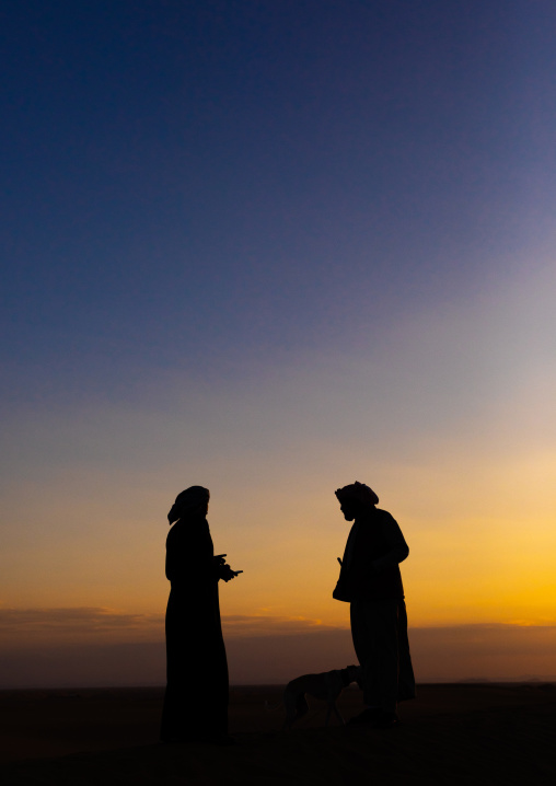 Men silhouettes in the rub' al khali empty quarter desert, Rub al-Khali, Khubash, Saudi Arabia