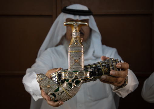 Saudi man holding a janbiya dagger, Najran Province, Najran, Saudi Arabia