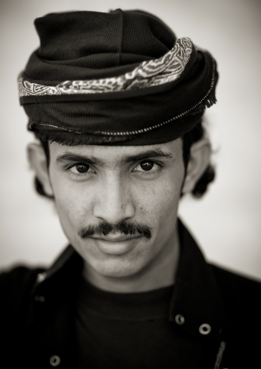 Portrait of a saudi man wearing a keffiyeh, Jizan province, Addayer, Saudi Arabia