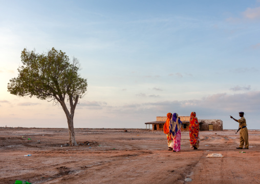 Somali women speaking to a policeman, Awdal region, Zeila, Somaliland