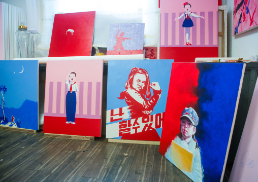 Sun mu artist paintings in his workshop, National capital area, Seoul, South korea