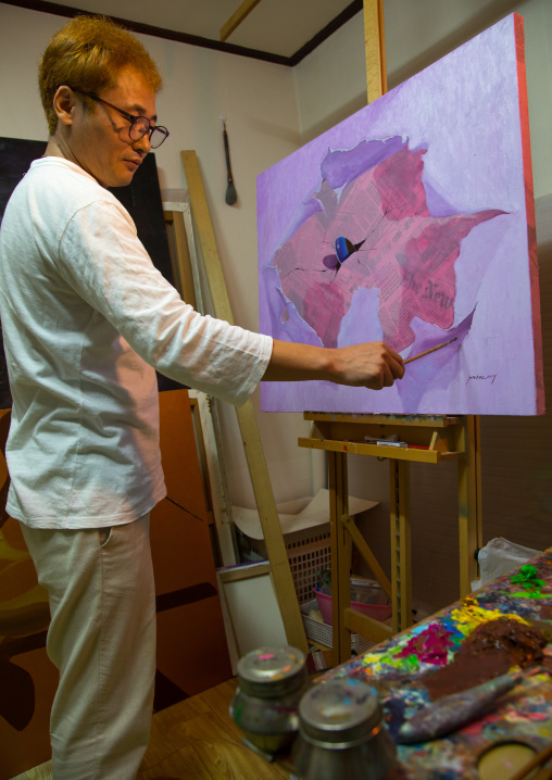 Former north Korea propaganda artist called Oh Sung-Cheol in his workshop, National Capital Area, Seoul, South Korea