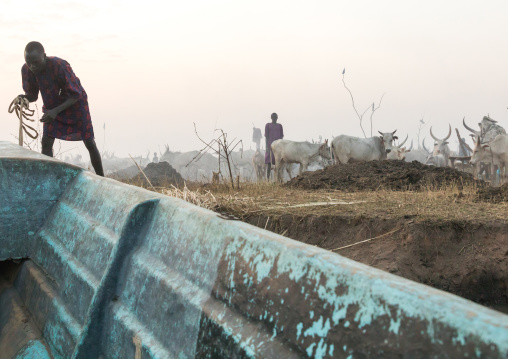 Mundari tribe man preparing a boat on river Nile, Central Equatoria, Terekeka, South Sudan