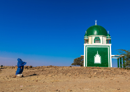 Sudanese woman passing in front of a sufi shrine, Al Jazirah, Abu Haraz, Sudan