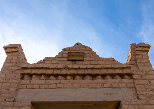 Old gate of an abandonned mudbrick house, Northern State, Al-Khandaq, Sudan