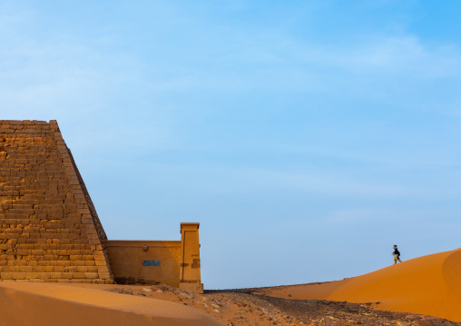 Tourist visiting the pyramids of the kushite rulers at Meroe, Northern State, Meroe, Sudan