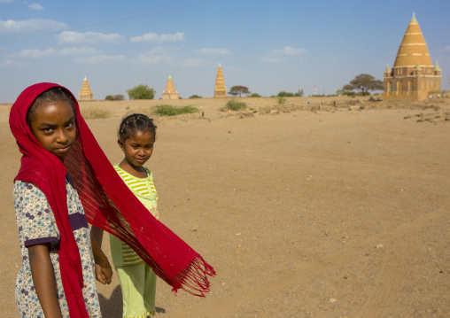 Sudan, Khor, Abu Haraz, kids in front of sufi shrine