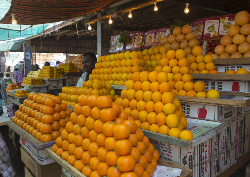 Sudan, Khartoum State, Omdurman, orange sellers at market