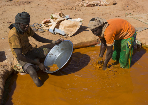 Sudan, Khartoum State, Alkhanag, men searching for gold