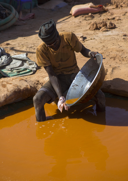 Sudan, Khartoum State, Alkhanag, man searching for gold