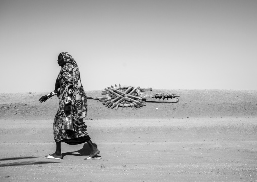 Sudan, Northern Province, Delgo, nubian woman passing in front of an old well