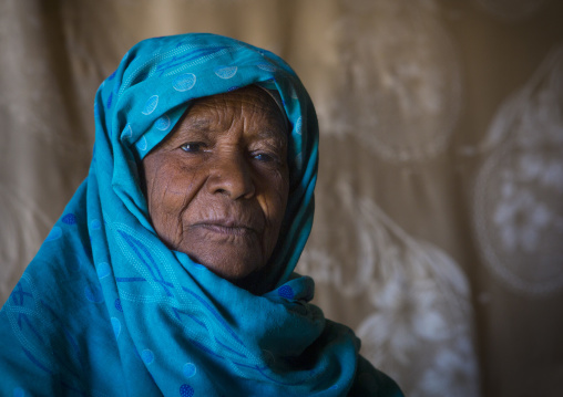 Sudan, Kush, Bagrawiyah, nubian lady dressed in the traditional, colourful tub