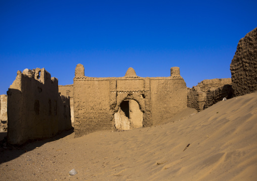 Sudan, River Nile, Al-Khandaq, abandonned mud brick house al-khandaq