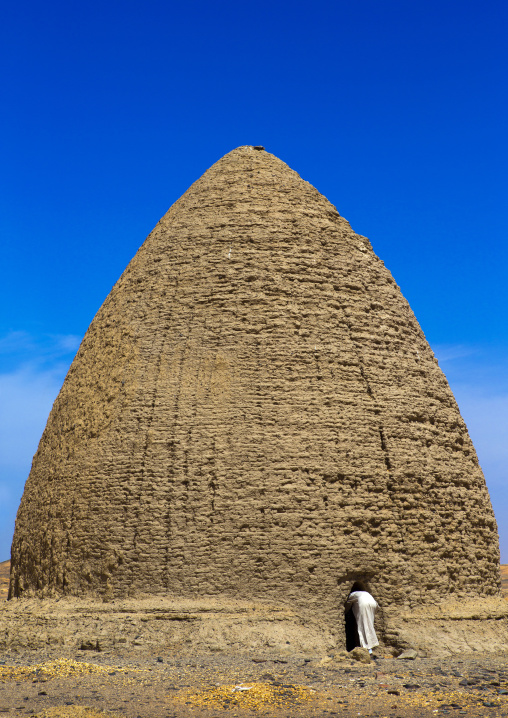 Sudan, Nubia, Old Dongola, beehive tombs