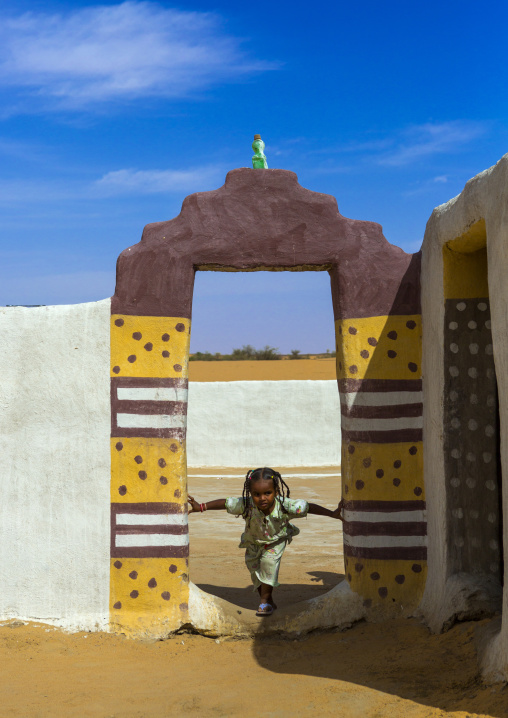 Sudan, Nubia, Old Dongola, little girl in front of a traditional nubian doorway