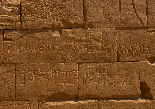 Sudan, Nubia, Naga, explorator carving