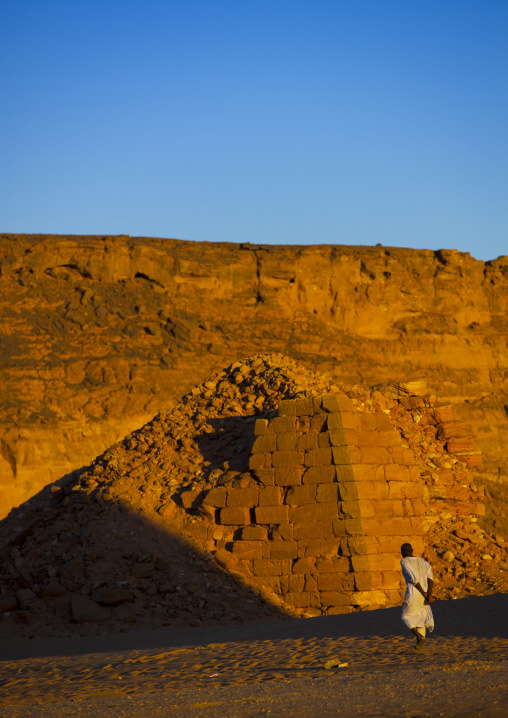 Sudan, Northern Province, Karima, the pyramids at jebel barkal, used by napatan kings