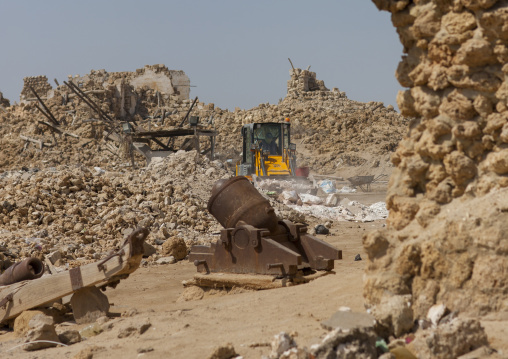 Sudan, Port Sudan, Suakin, old cannon in front of a ruined ottoman coral buildings