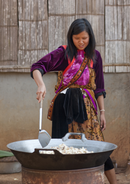 Ban nam rin village, Lisu tribe woman, Thailand