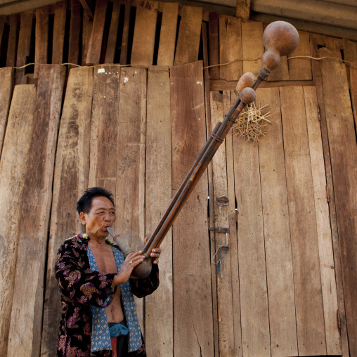 Lahu tribe uncle ja yo in ban bor kai village playing nor ku ma, Thailand