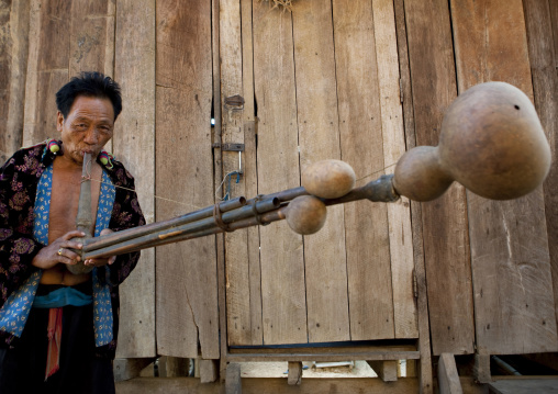 Lahu tribe uncle ja yo in ban bor kai village playing nor ku ma, Thailand