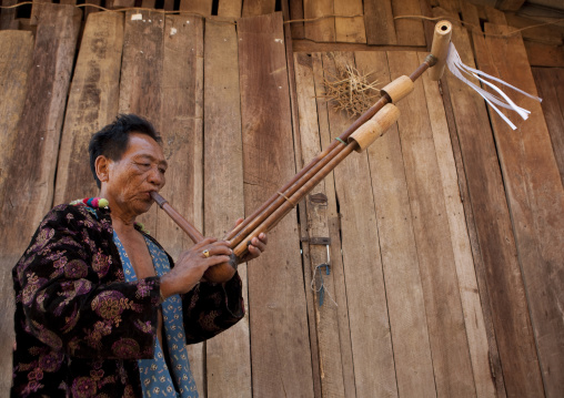 Lahu tribe uncle ja yo in ban bor kai village playing nor ku ma, Thailand