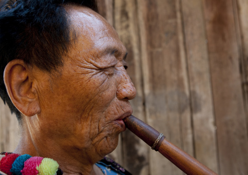 Lahu tribe uncle ja yo in ban bor kai village playing nor ku ma, Thailand