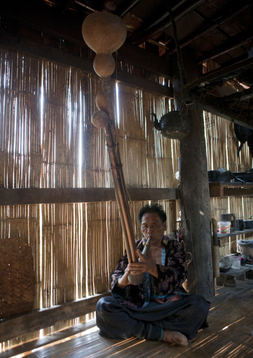 Lahu tribe uncle ja yo in ban bor kai village playing nor ku ma, Thailand