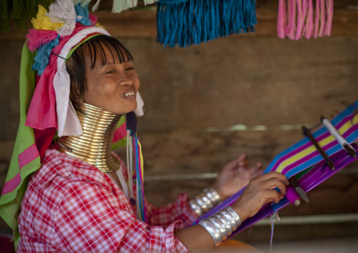 Long neck woman in ban mai nai soi, Thailand