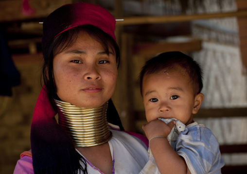 Long neck woman and baby, Mae hong son, Thailand