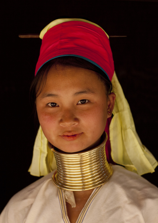 Long neck woman in ban mai nai soi, Thailand