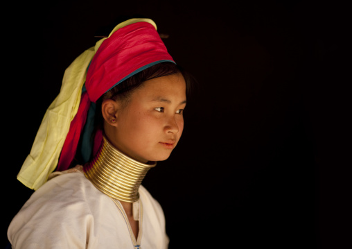 Long neck woman in ban mai nai soi, Thailand