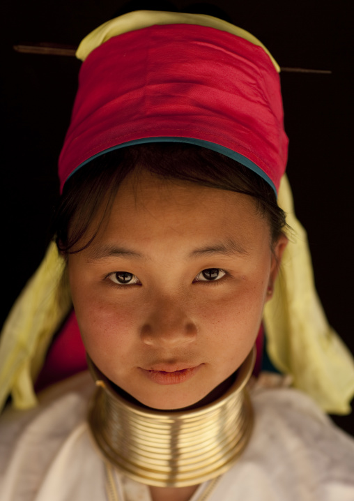 Long neck woman in ban mai nai soi, Thailand