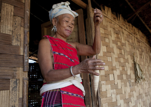 Miss tee mo from the karen tribe inmae soi-u village on the thai-myanmar border, Thailand