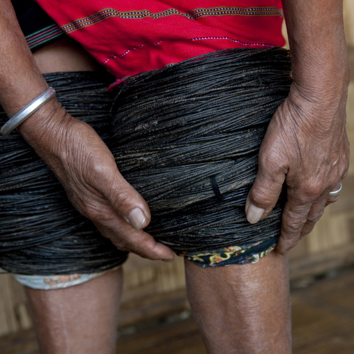 Miss tee mo from the karen tribe inmae soi-u village on the thai-myanmar border, Thailand