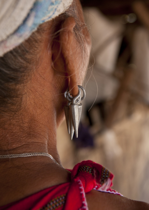 Miss tee mo from the karen tribe inmae soi-u village on the thai-myanmar border, Thailand