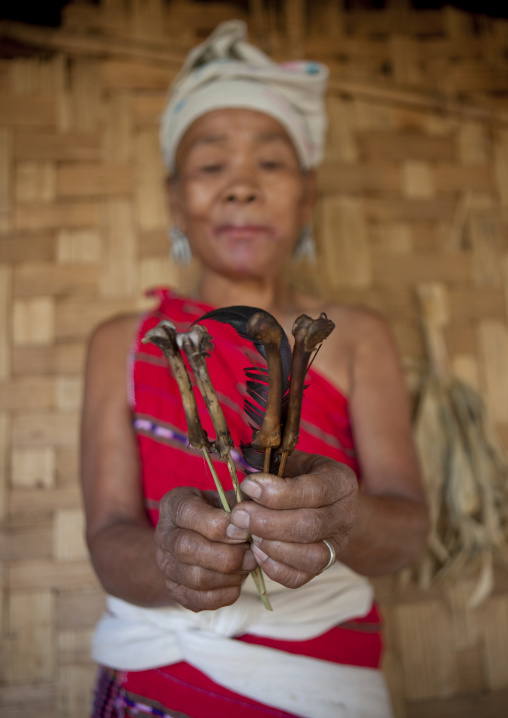 Miss tee mo from the karen tribe inmae soi-u village on the thai-myanmar border, Thailand