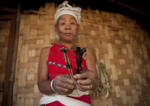 Miss tee mo from the karen tribe inmae soi-u village on the thai-myanmar border, Thailand