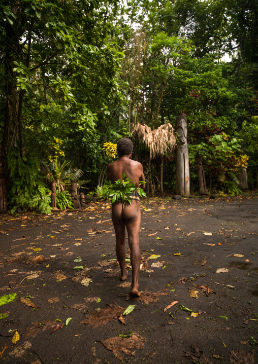 Ni-Vanuatu man in traditional clothing in the nasara area, Ambrym island, Olal, Vanuatu