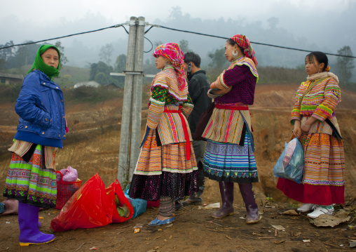 Flower hmong women at sapa s market, Sapa, Vietnam