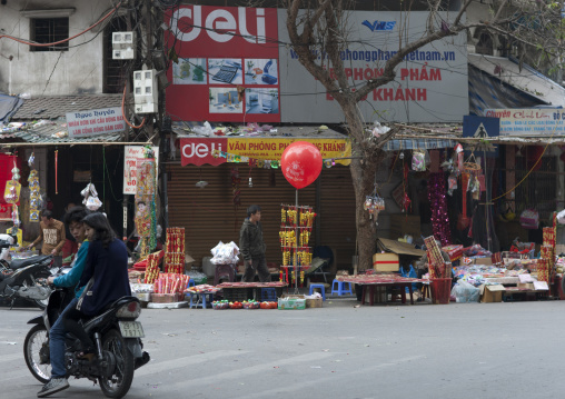 Street sellers in hanoi, Vietnam